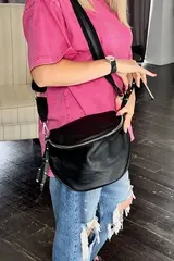 Женская кросс-боди сумка из натуральной кожи черного цвета