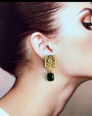 Серьги CHANEL в лимонной позолоте со вставкой зеленого/синего цвета