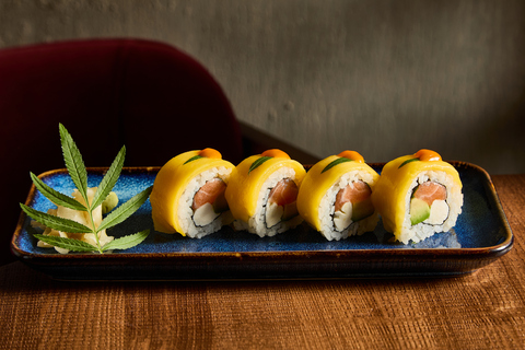 NEW Ролл с копченым лососем, манго и базиликом