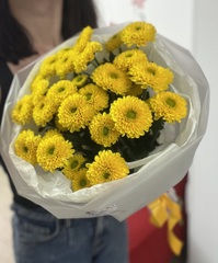 Букет желтых кустовых хризантем