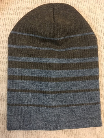 Зимняя двухслойная удлиненная шапочка бини c полосками. Градиент - переход от темно-серого меланжа к зеленовато-коричневому оттенку.