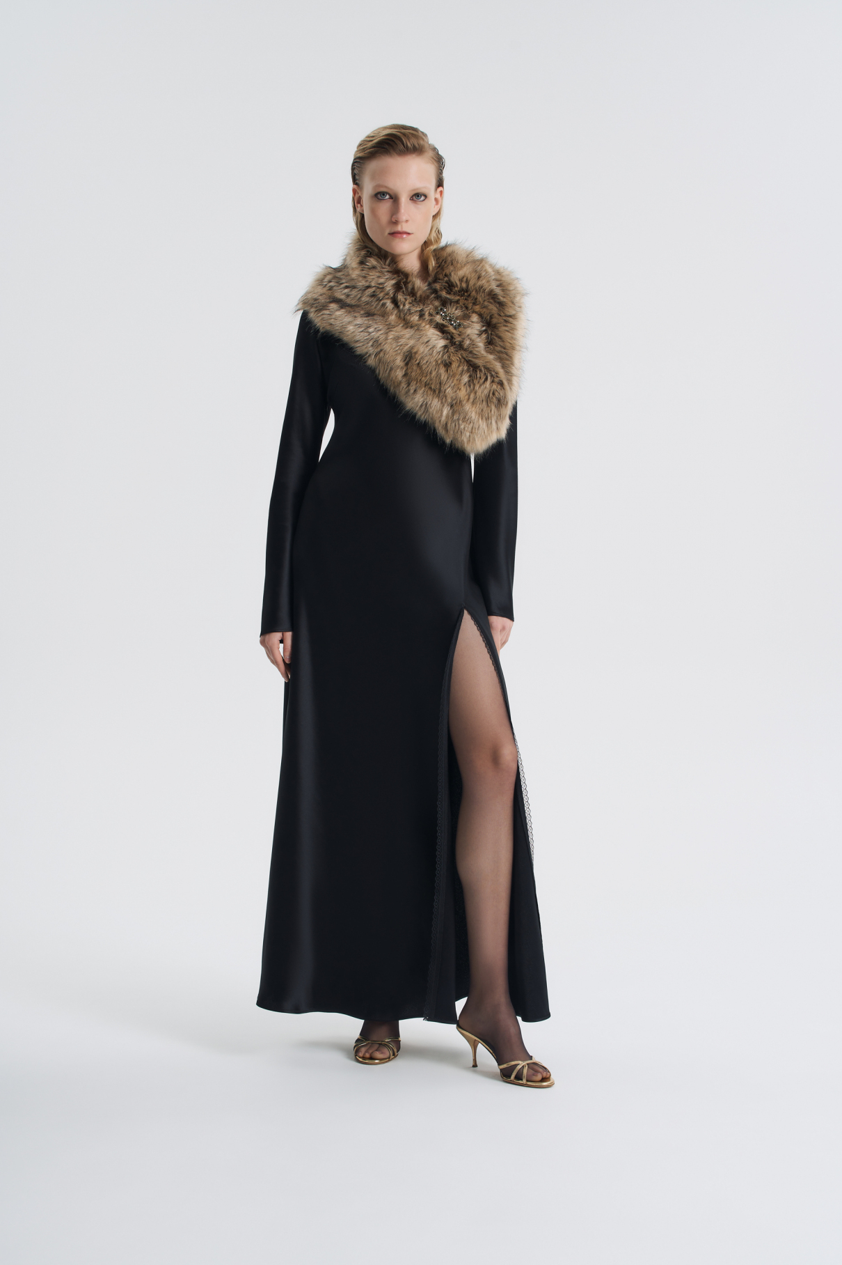 Платье с разрезом и кружевом