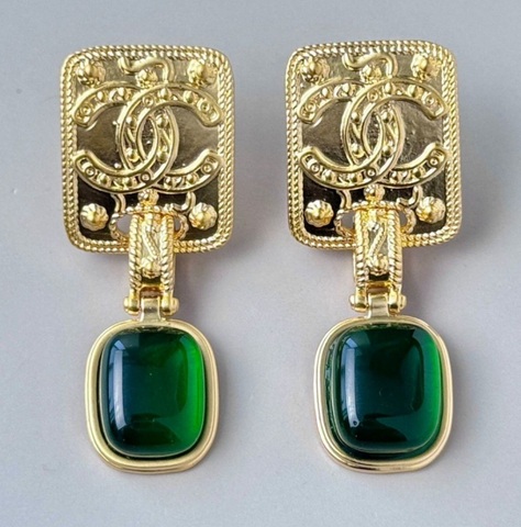 sergi-chanel-v-limonnoj-pozolote-so-vstavkoj-zelenogo-sinego-cveta