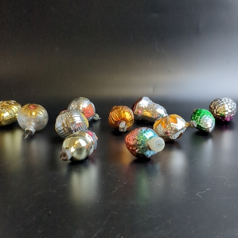 Ёлочные игрушки набор из 11 разных колокольчики, шарики и др, стекло, подвесные, винтаж СССР 1960-1980 гг. Советские ёлочные игрушки и украшения. Состояние и комплектация на фото, могут присутствовать незначительные неровности и сколы, закрытые металлическим подвесом (под подвесом).