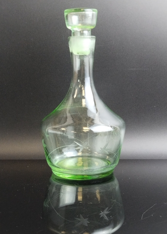 Штоф, графин для крепких напитков, цветное зелёное стекло, резной декор, винтаж СССР 1960-1990 гг