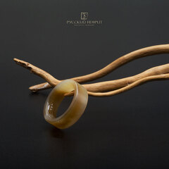 Кольцо из цельного медового нефрита.