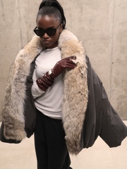 Серая утепленная парка с меховым воротником из енота