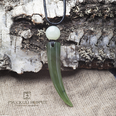 Амулет "Медвежий коготь". Зелёный, буромский нефрит.