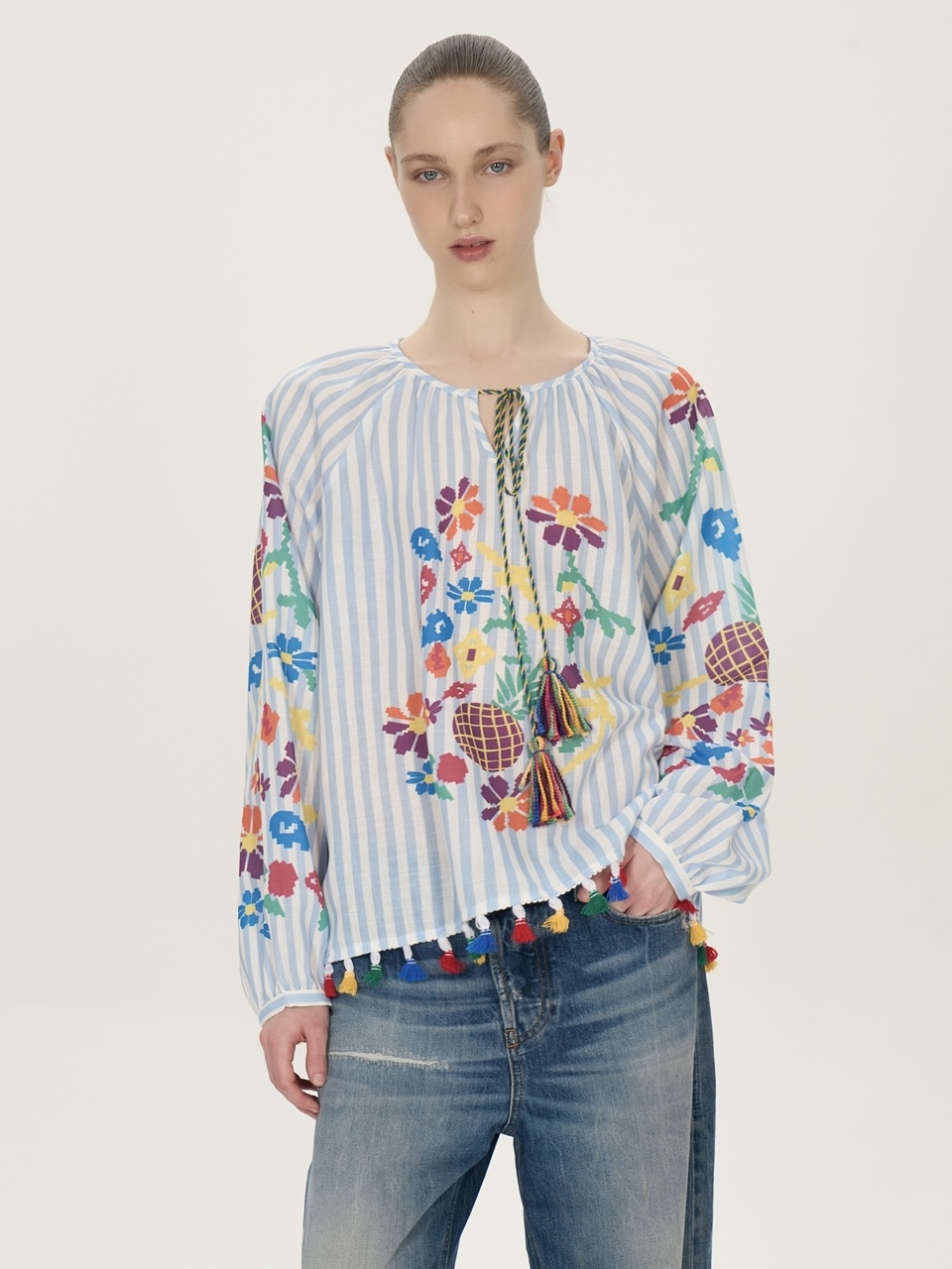Блуза с цветами и кистями