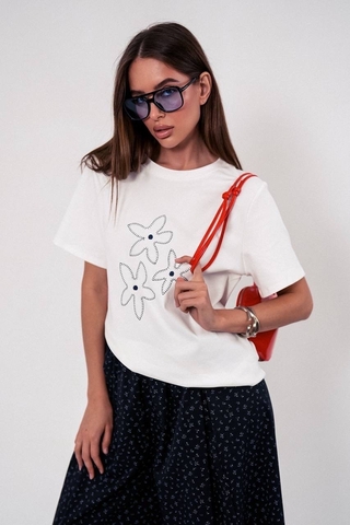 Футболка с вышивкой на груди