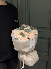 Кремовые диантусы и эвкалипт в оформлении