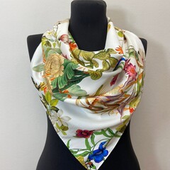 Платок шёлковый принт цветы на белом фоне 75*75 арт.П08