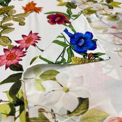Платок шёлковый принт цветы на белом фоне 75*75 арт.П08