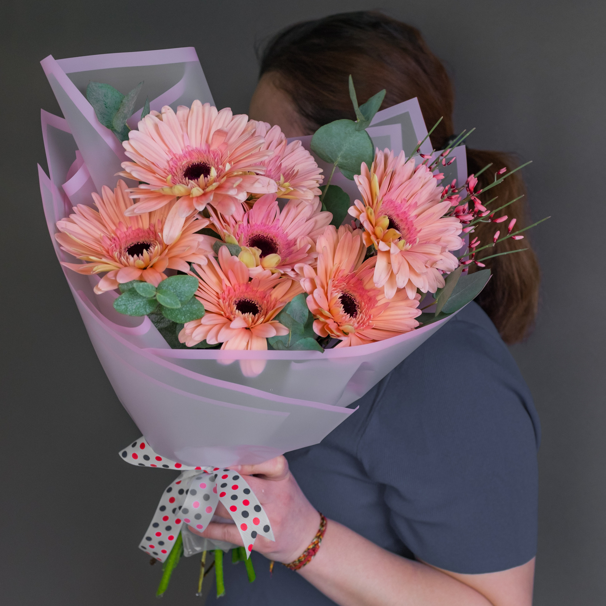 Праздничные букеты цветов в Челябинске заказать с доставкой в интернет-магазине Megaflowers