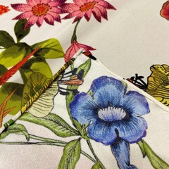 Платок шёлковый принт цветы на белом фоне 75*75 арт.П08