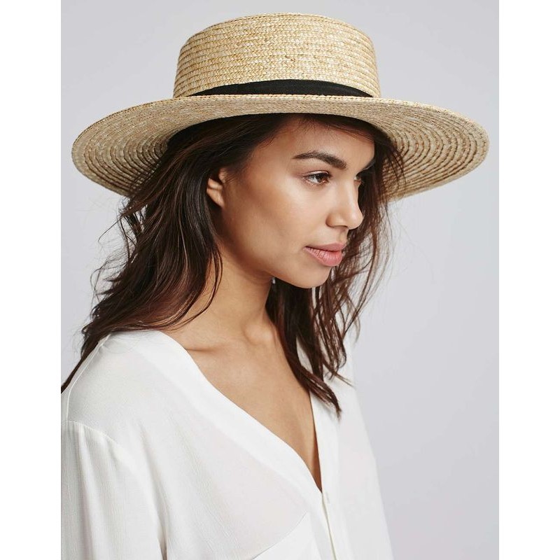 Соломенная шляпа с прямыми полями канотье