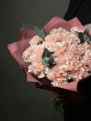 Букет гвоздик с эвкалиптом