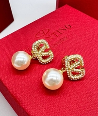 20353 -Серьги-пусеты Valentino с подвеской из жемчуга