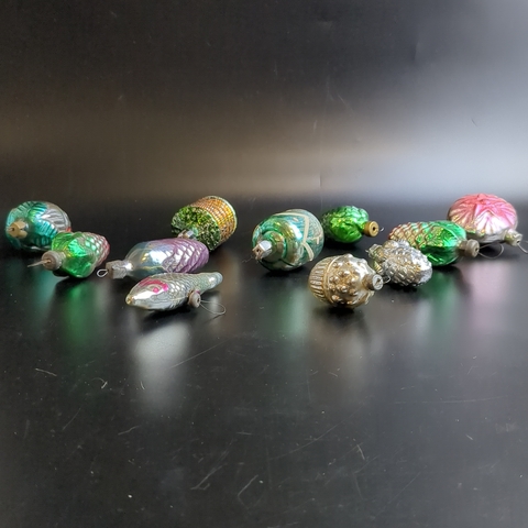 Ёлочные игрушки набор из 11 разных небольших штук, рыбка, медальон, шишки и др, стекло, подвесные, винтаж времён СССР 1960-1980 гг. Советские ёлочные игрушки и украшения. Состояние и комплектация на фото, могут присутствовать незначительные неровности и сколы, закрытые металлическим подвесом (под подвесом).