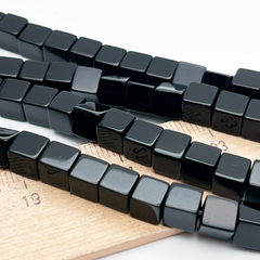 Халцедон тонированный черный бусины, куб, размер около 6,2 мм, цена за 15 шт (1/4 нити)