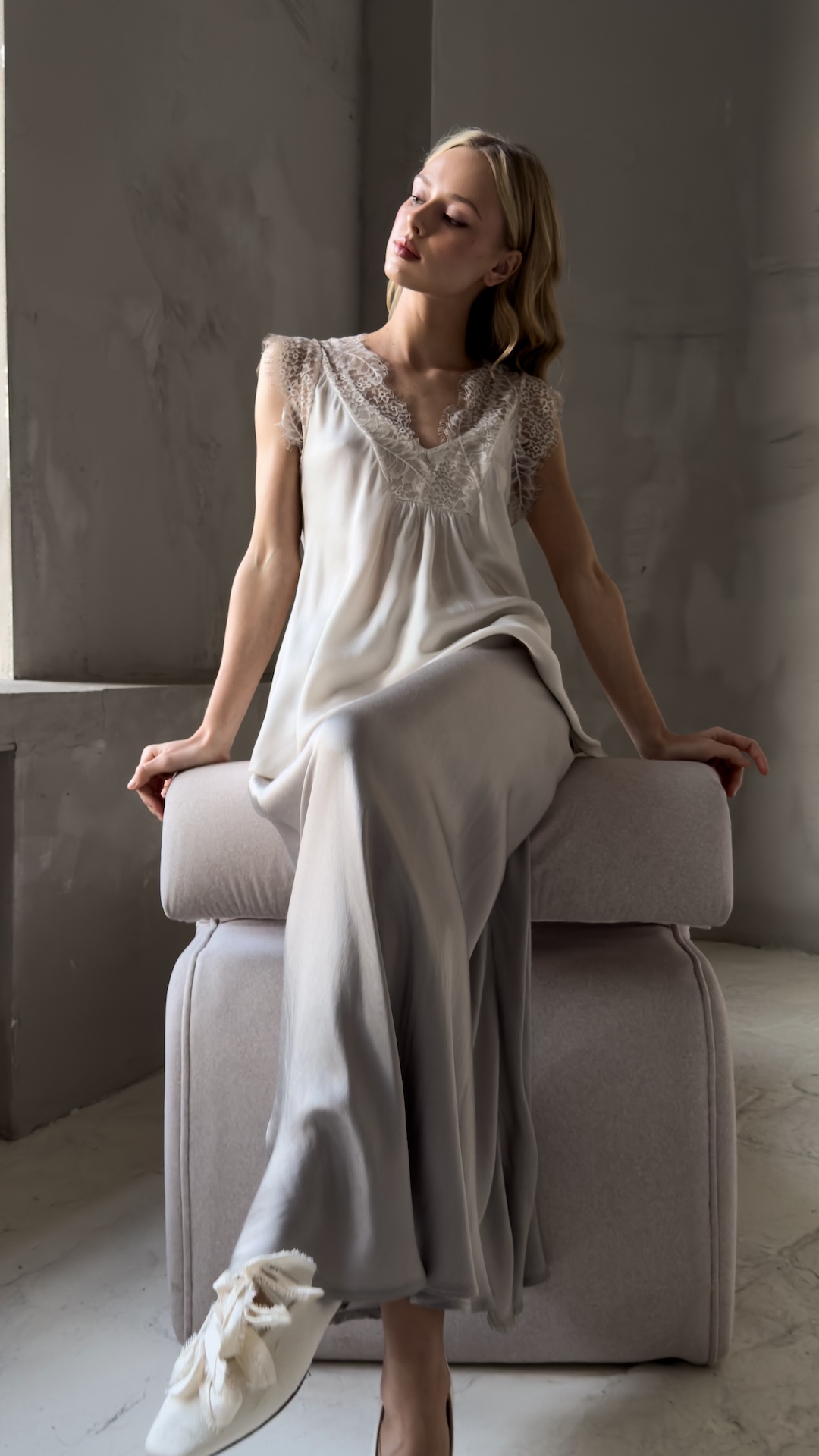 Топ с кружевом на вырезе и на плечах