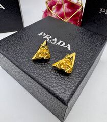 20255-Серьги- пусеты PRADA Розы на треугольнике  лимонная позолота