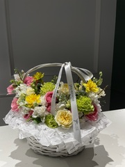 Цветочная корзина в ярких оттенках