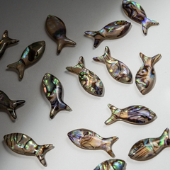 Бусина в форме рыбки из акрила с гелиотисом, 24,5*11мм