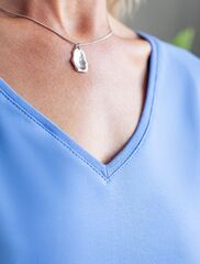 Футболка с V-вырезом и цельнокроеным рукавом из премиального хлопка  D49.100 (120033)