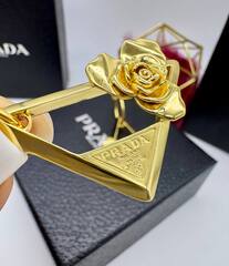 20255-Серьги- пусеты PRADA Розы на треугольнике  лимонная позолота