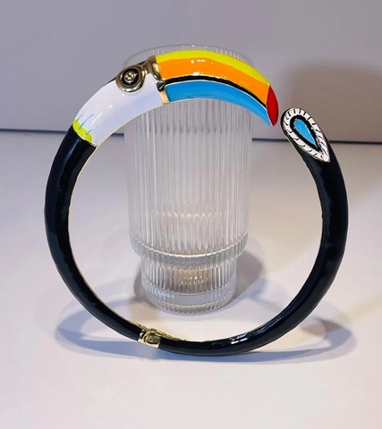 kole-obruch-ptica-tukan-s-cvetnoj-ehmalyu