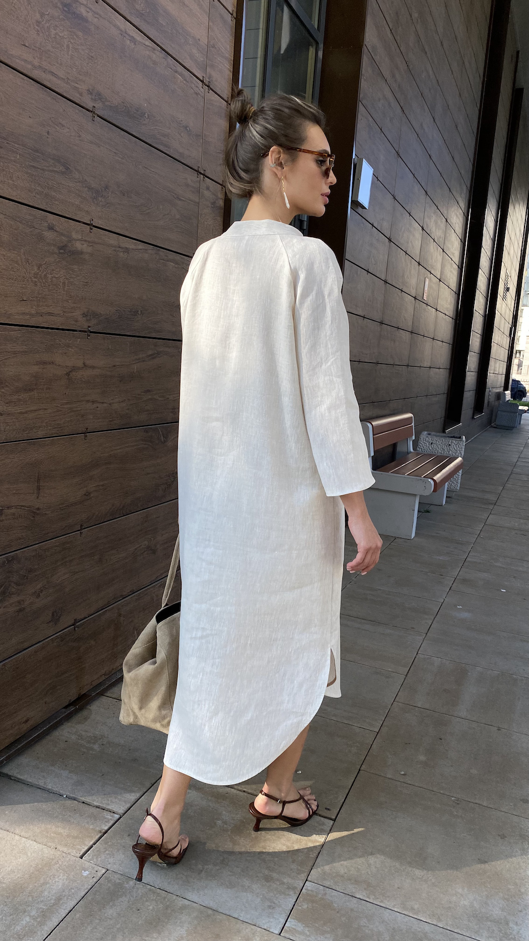 Льняное платье в минималистичном стиле с нижней сорочкой