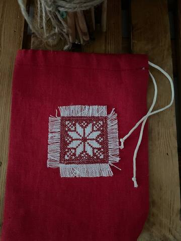 Мешочек красный льняной с вышивкой в этностиле MI-100-Midi