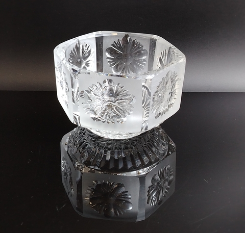 Хрустальная вазочка конфетница, алмазная грань, цветы, матовый хрусталь, винтаж времен СССР 1970-1990 гг