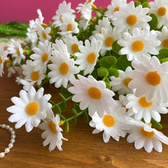 Ромашки белые луговые искусственные, 7 веток, 28 голов, букет 44 см, 2 букета.