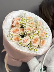 Дуо-букет из кустовых пионовидных роз и ромашек