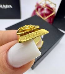 20255-Серьги- пусеты PRADA Розы на треугольнике  лимонная позолота