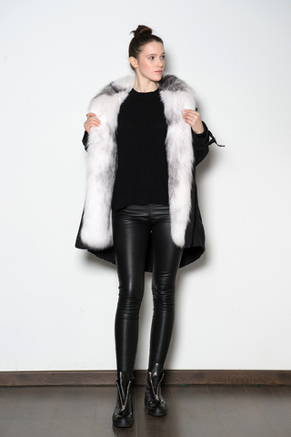 Парка из черного хлопка, отделка белая с черным лиса.