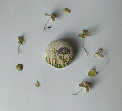 Брошка с вышивкой