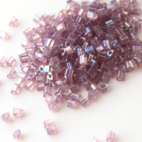 Бисер японский TOHO Triangle треугольный 11/0 0166 светлый аметист, радужный прозрачный