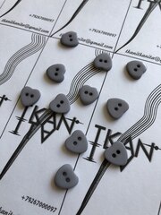 Пуговица пластиковая двухпрокольная "сердце" (пластик, Серое сердце, 13)