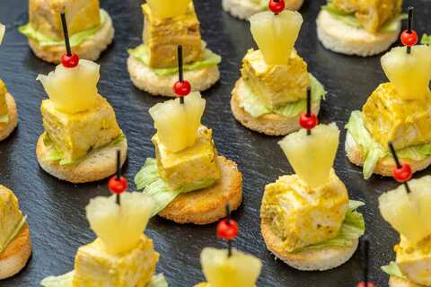 Канапе с куриным филе и ананасом, 20 шт.