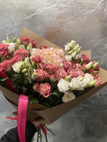 Букет Чувства из гортензии, кустовой розы и эустомы