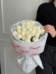 Букет из 25 белых тюльпанов в специальном оформлении доступен к заказу с 3.03.2026