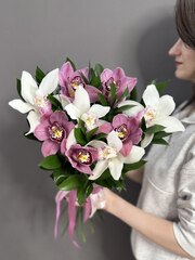 Букет с орхидеями и веточками рускуса под ленту