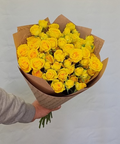 Букет из 15 кустовых роз Солнышко