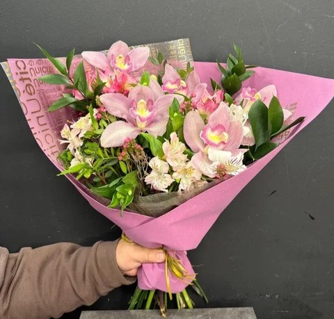 Букет с орхидеями