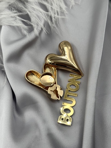 Накладка на пуговицу золотистая в форме массивного сердца