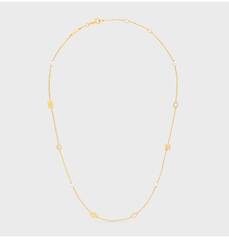 kole-cepochka-celine-s-minipodveskami-v-vide-logotipa-i-zhemchugom