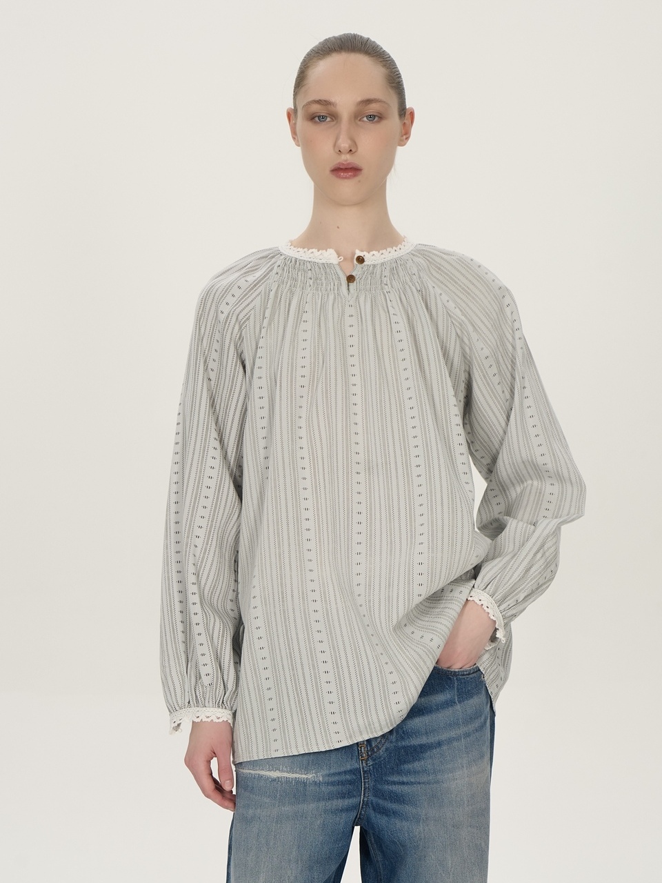 Блуза серая с кружевом